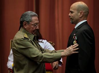 Raúl Castro otorga a los Cinco el Título de Héroe de la República de Cuba(+ Fotos)