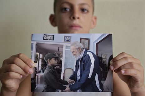 Recibe Fidel Castro a niño que colecciona fotos suyas (+Imágenes)